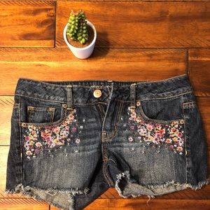 Floral stitched denim shorts 💕